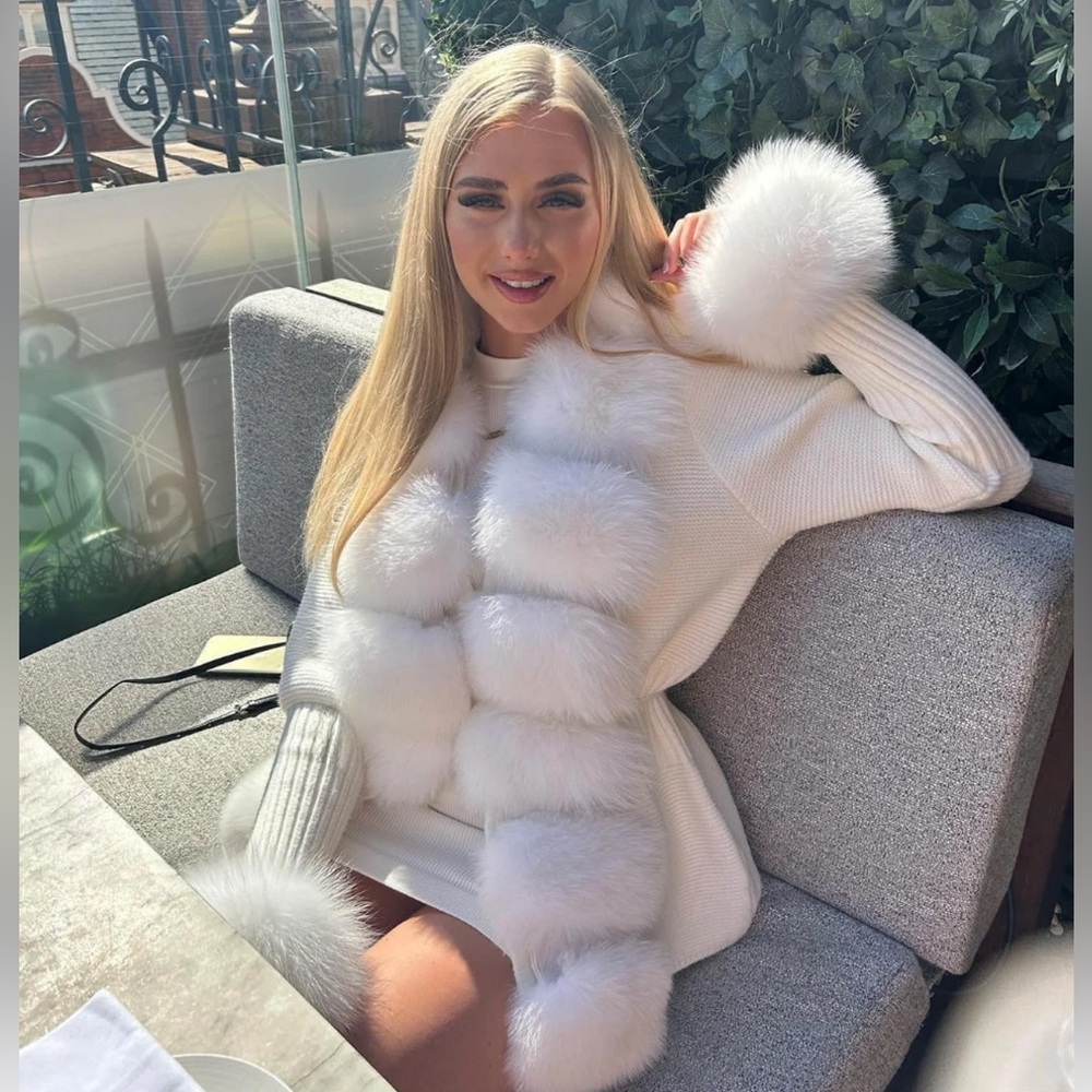 Elegant White triko with fox fur details